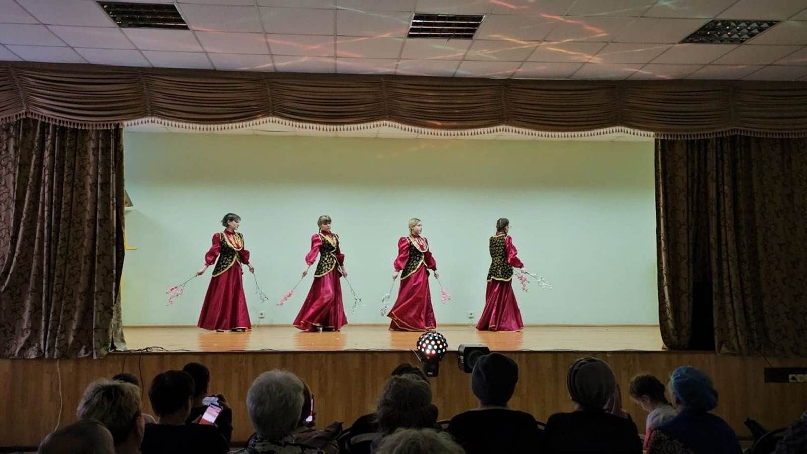 Лаеш интернат-мәктәбендә тәрбияләнүчеләр хәйрия концерты белән чыгыш ясадылар