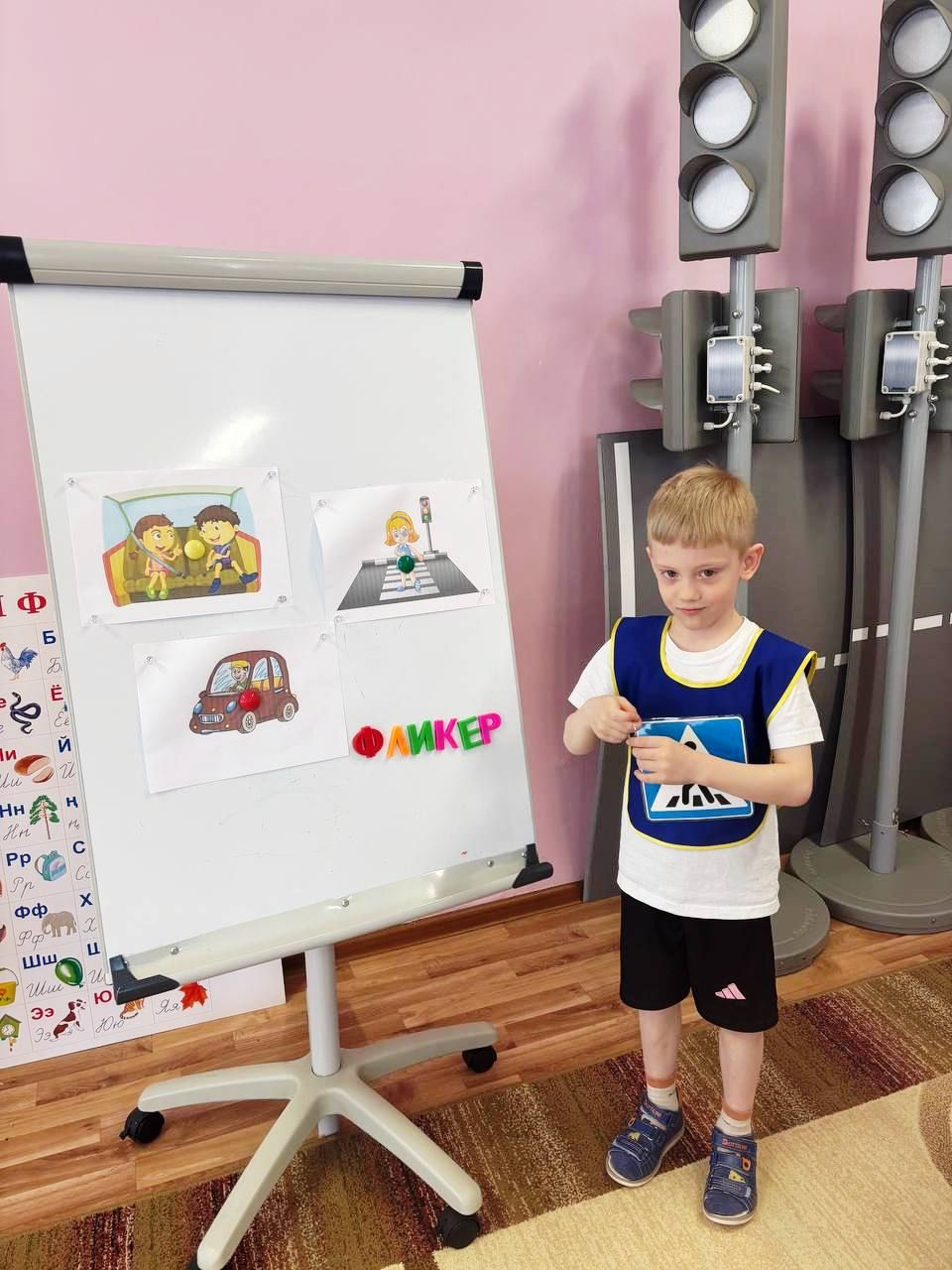 В детском саду «Ласточка»  юные знатоки ПДД раскрыли секреты безопасной дороги