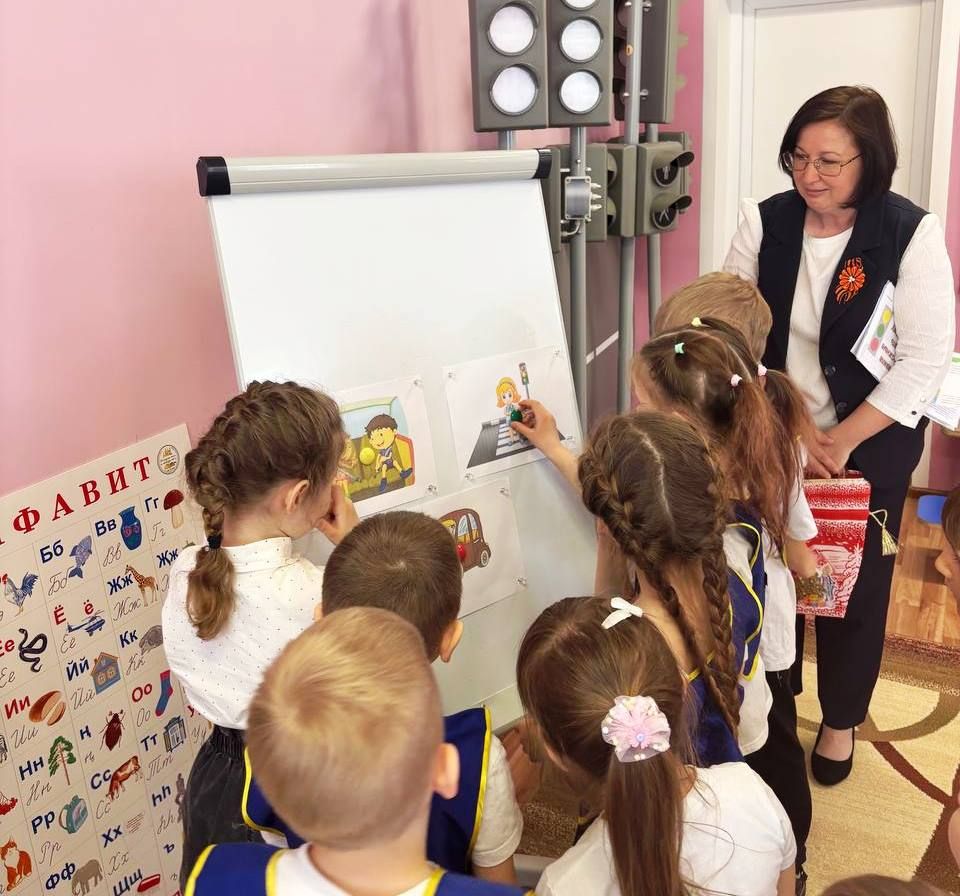 В детском саду «Ласточка»  юные знатоки ПДД раскрыли секреты безопасной дороги