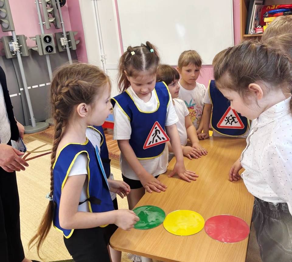 В детском саду «Ласточка»  юные знатоки ПДД раскрыли секреты безопасной дороги