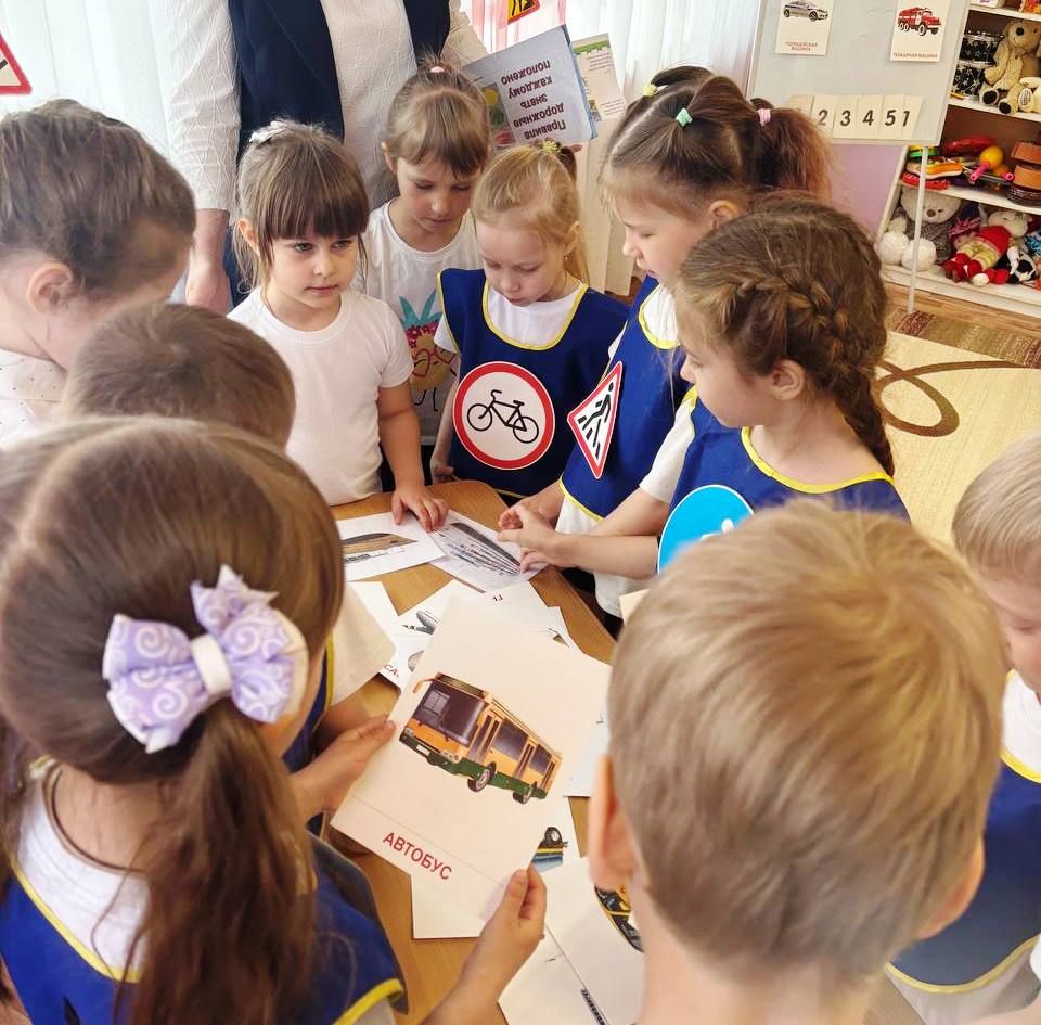 В детском саду «Ласточка»  юные знатоки ПДД раскрыли секреты безопасной дороги