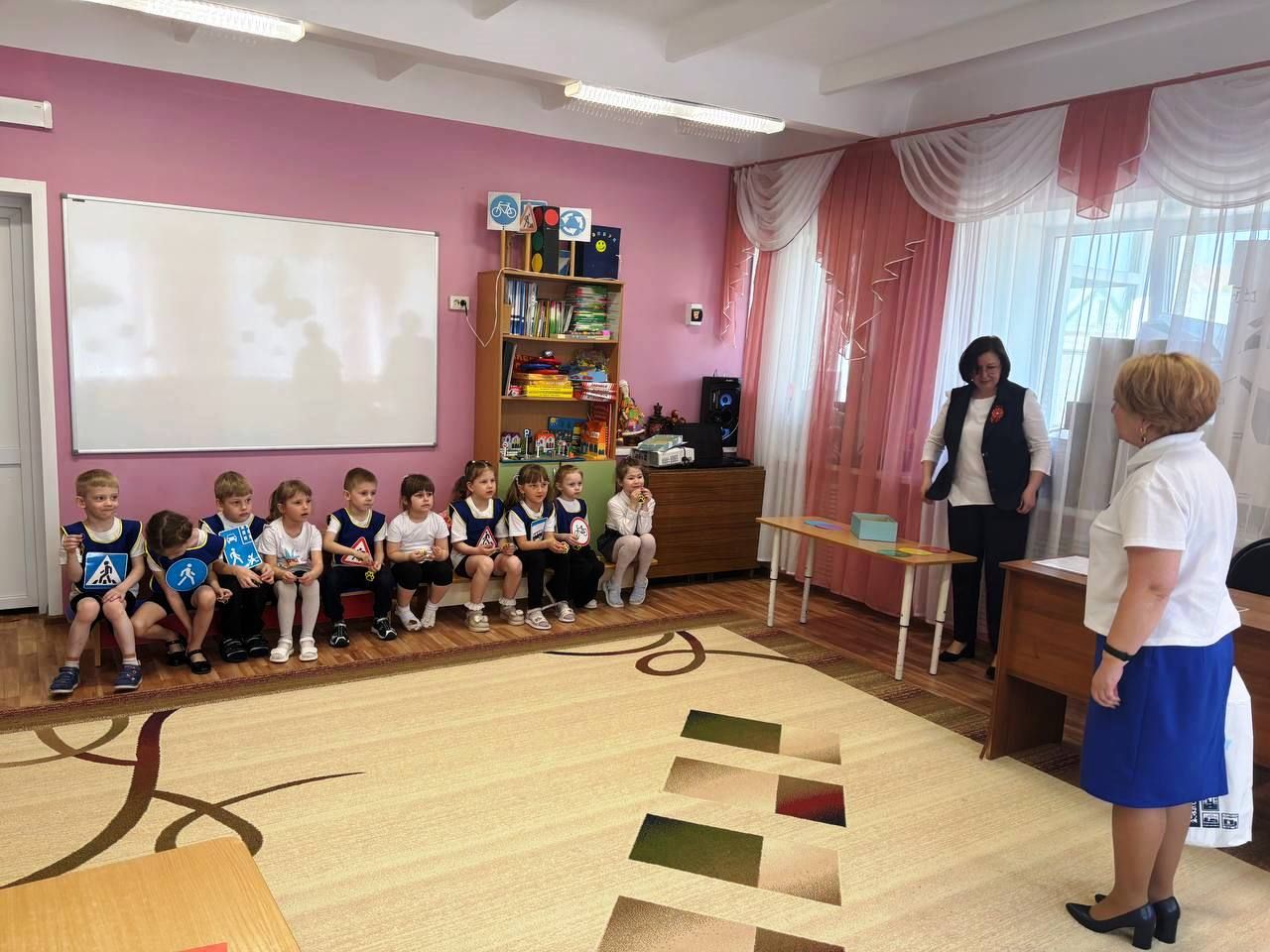 В детском саду «Ласточка»  юные знатоки ПДД раскрыли секреты безопасной дороги