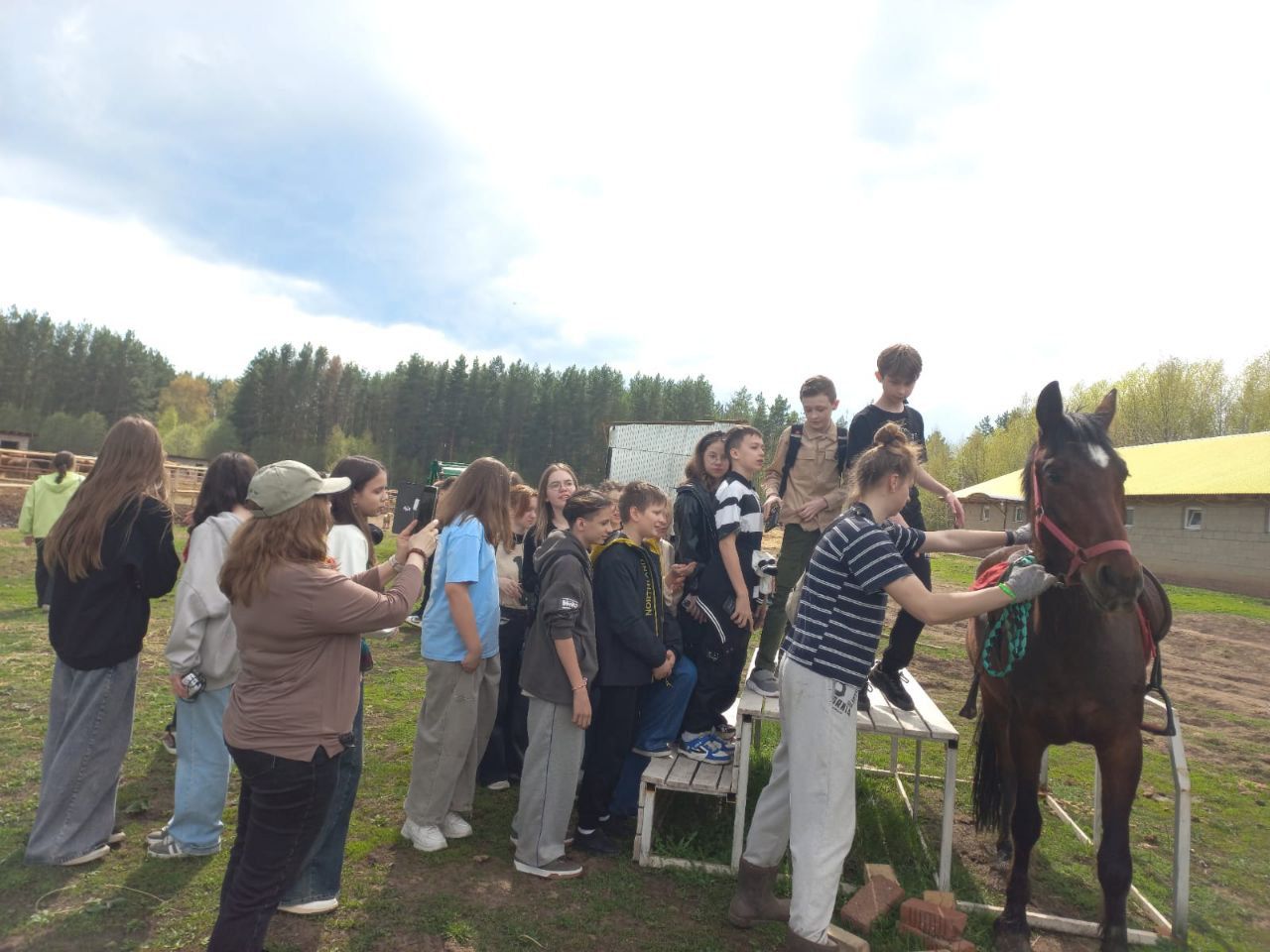 Казанские гимназисты познакомились в Лаишеве с профессией кузнеца