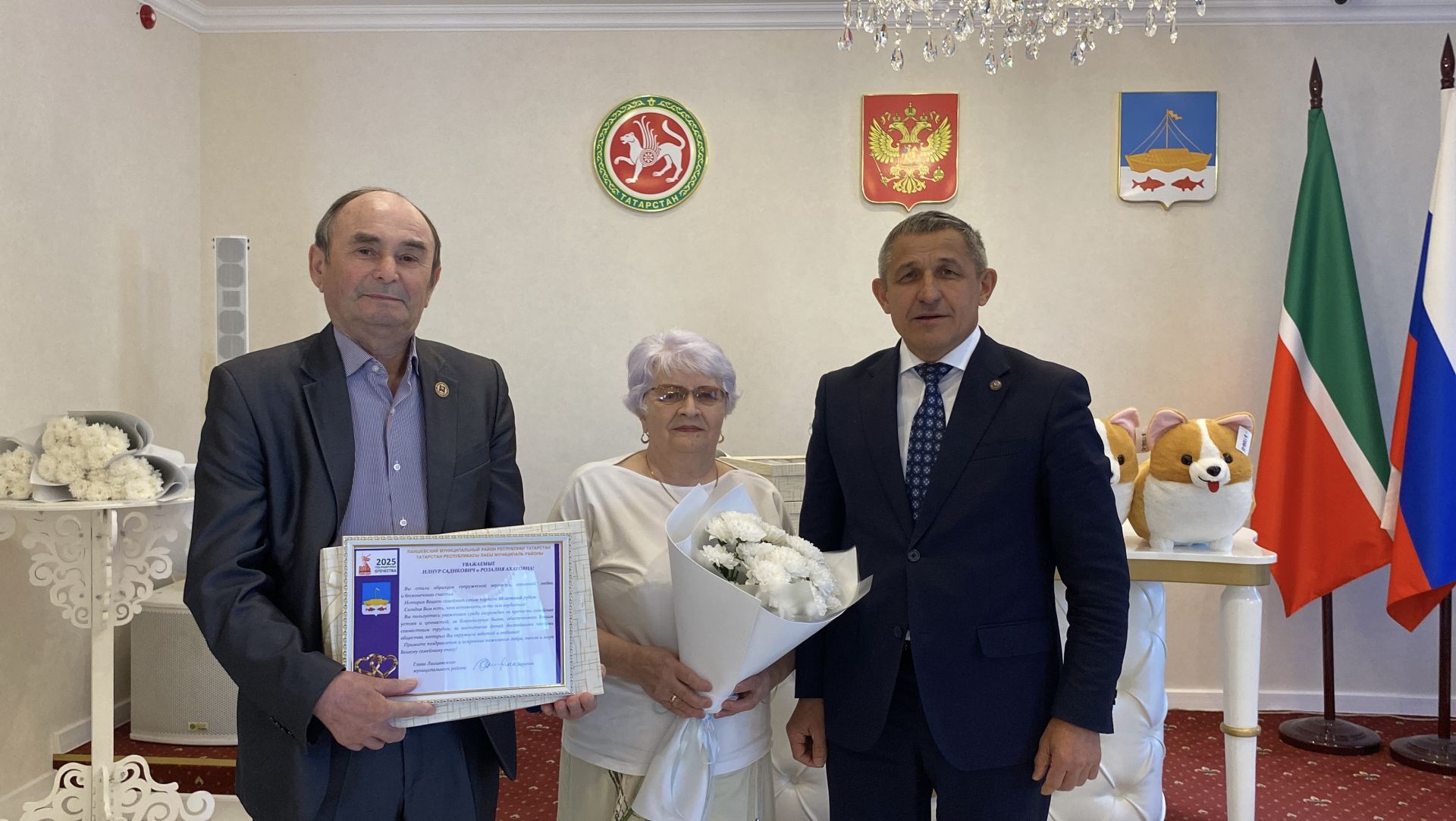 Глава Лаишевского района поздравил юбиляров и многодетные семьи с Международным днём семьи