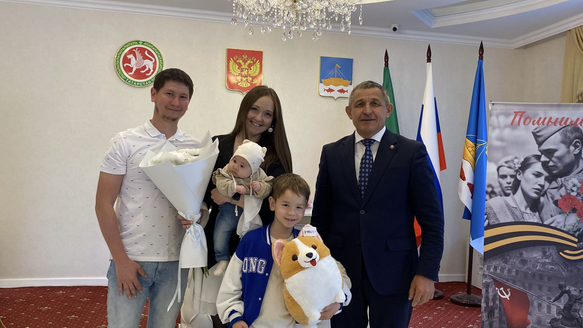 Глава Лаишевского района поздравил юбиляров и многодетные семьи с Международным днём семьи