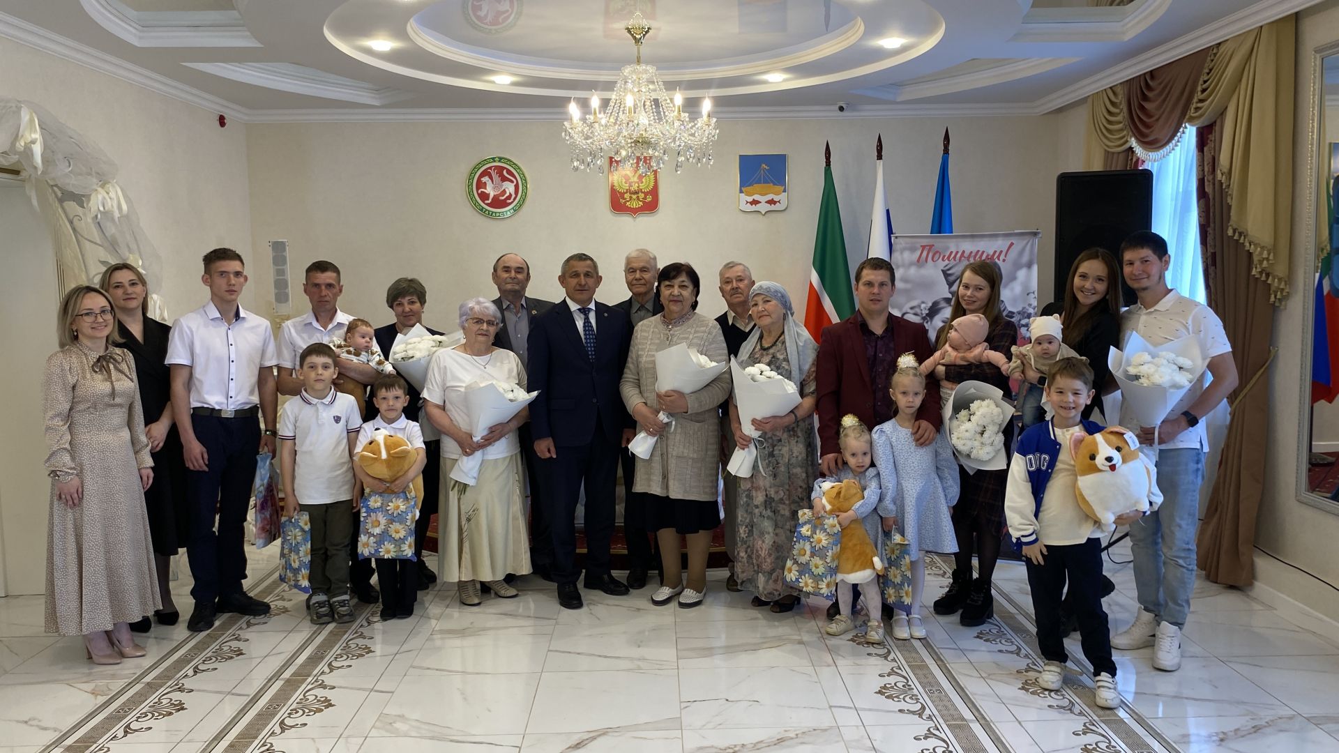 Глава Лаишевского района поздравил юбиляров и многодетные семьи с Международным днём семьи