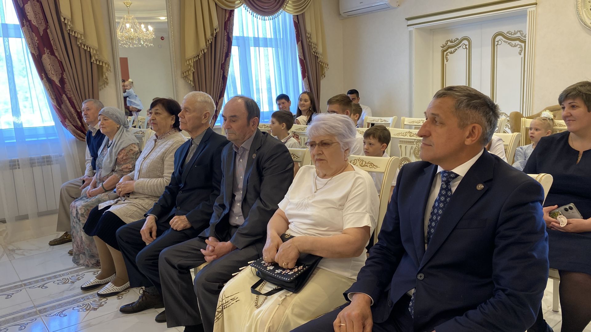 Глава Лаишевского района поздравил юбиляров и многодетные семьи с Международным днём семьи