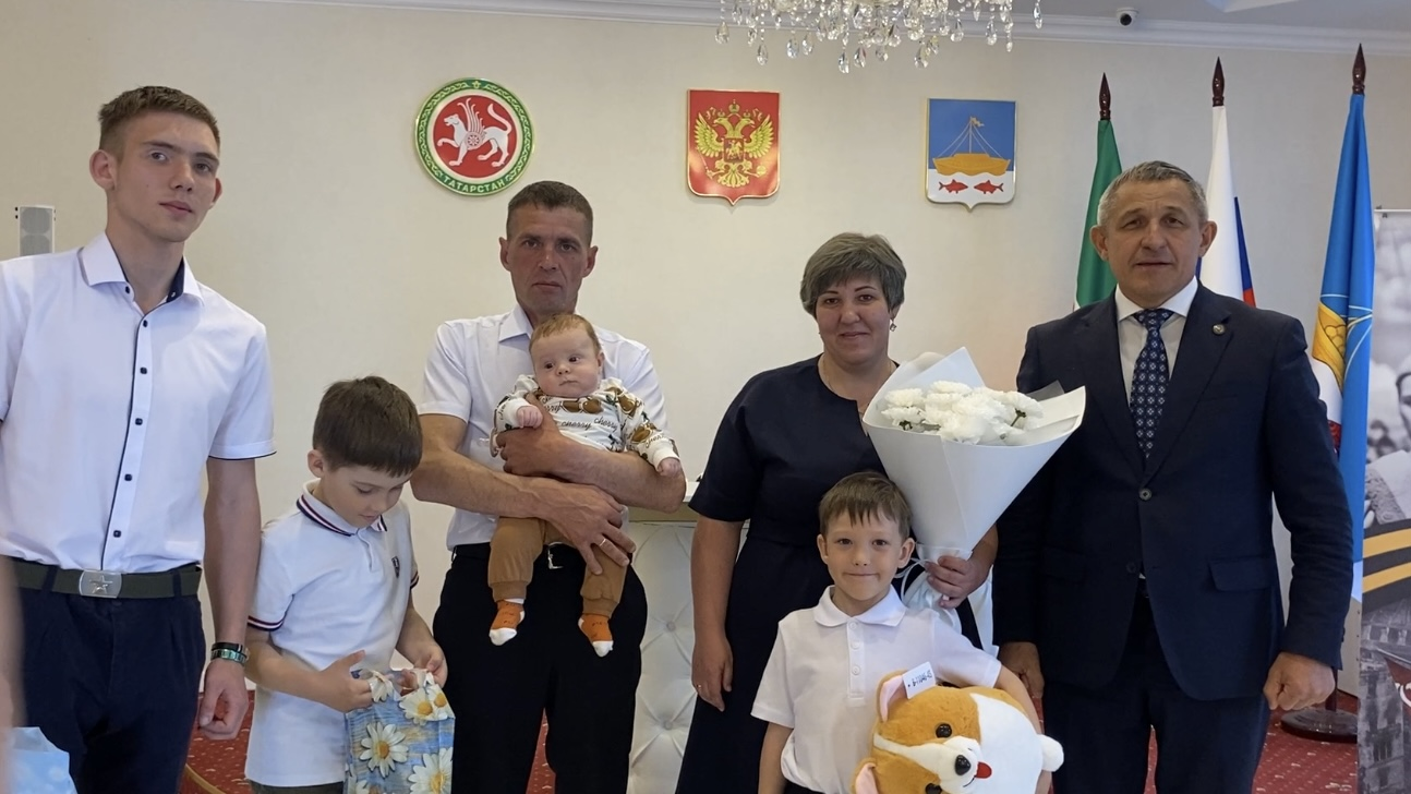 Глава Лаишевского района поздравил юбиляров и многодетные семьи с Международным днём семьи