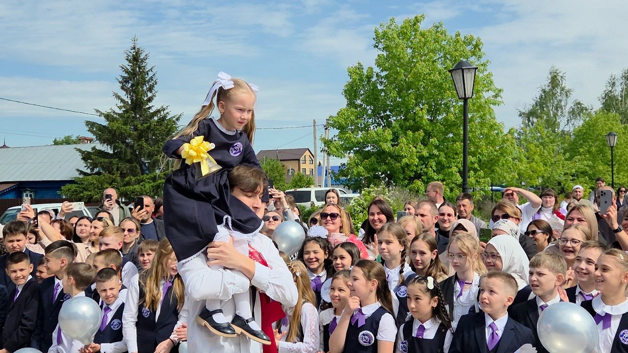 В Лаишевском районе к Последнему звонку провели акцию «Самолетик будущего»
