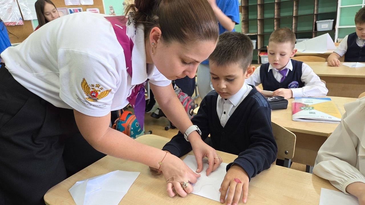 В Лаишевском районе к Последнему звонку провели акцию «Самолетик будущего»