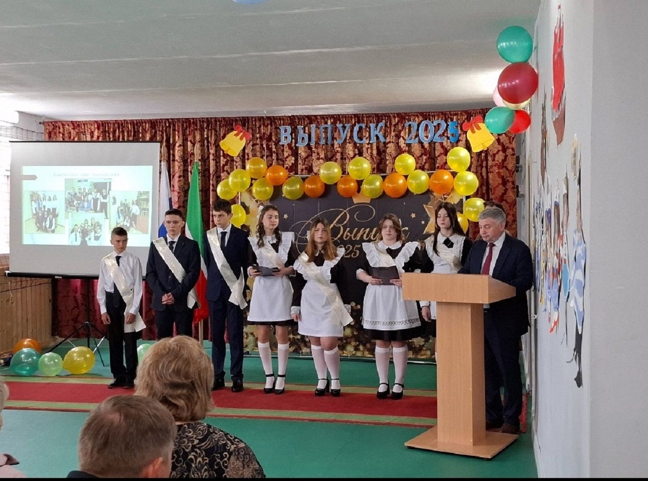 Выпускников Лаишевского района поздравили с окончанием школы