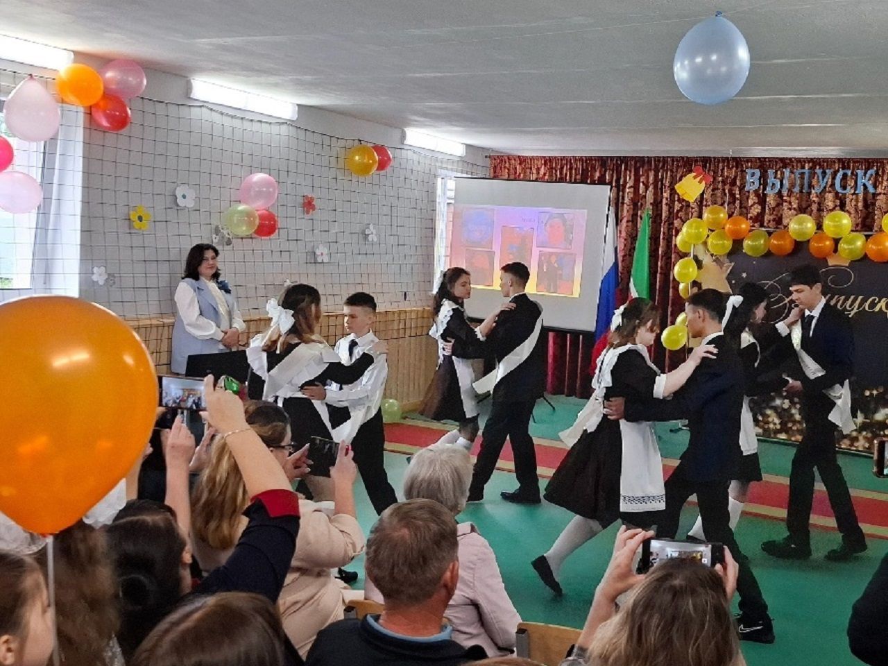 Выпускников Лаишевского района поздравили с окончанием школы