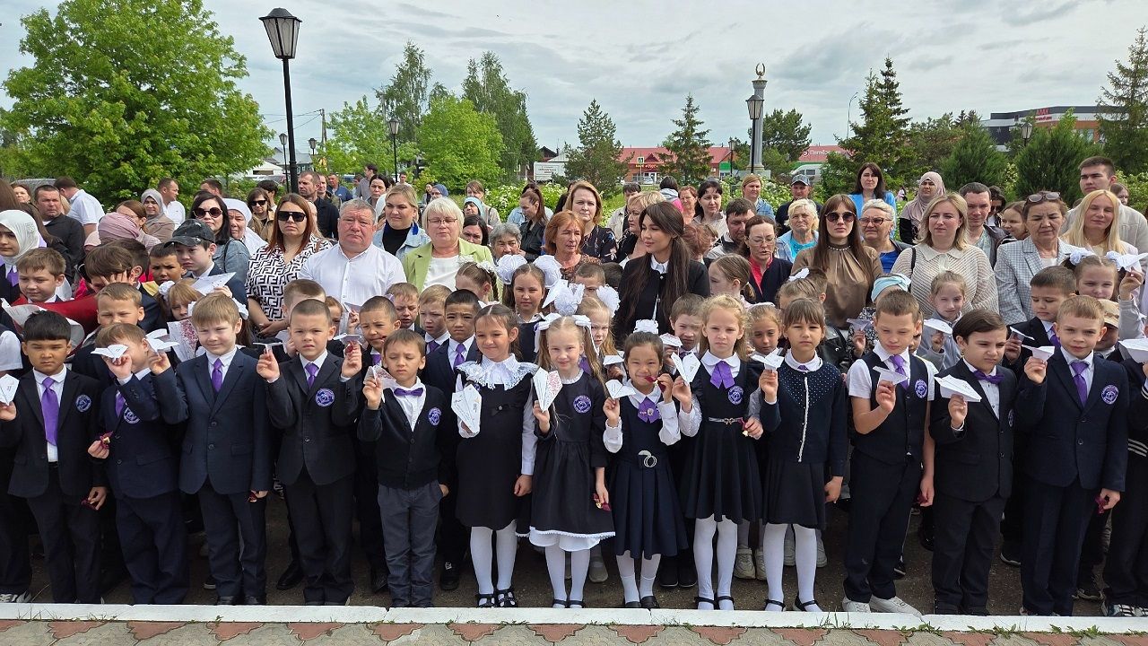 В Лаишевском районе к Последнему звонку провели акцию «Самолетик будущего»
