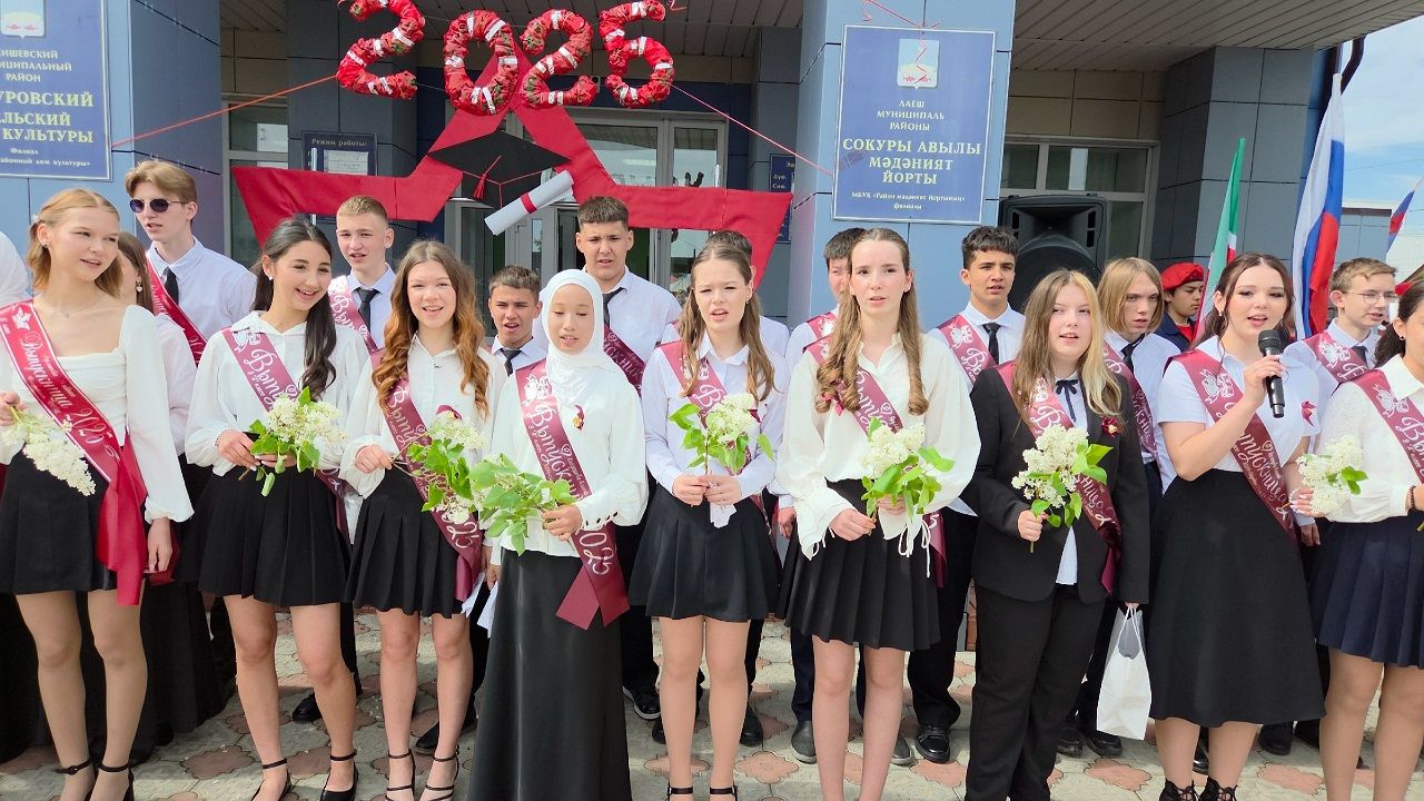 В Лаишевском районе к Последнему звонку провели акцию «Самолетик будущего»