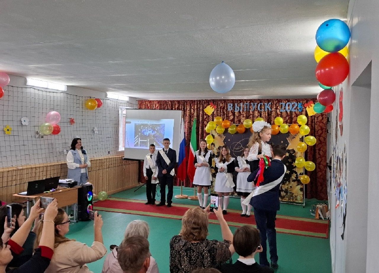 Выпускников Лаишевского района поздравили с окончанием школы