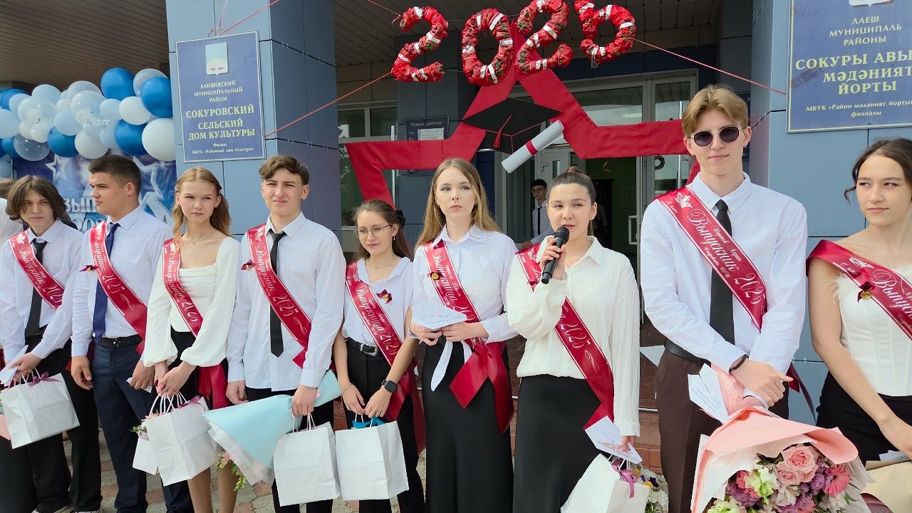 В Лаишевском районе к Последнему звонку провели акцию «Самолетик будущего»