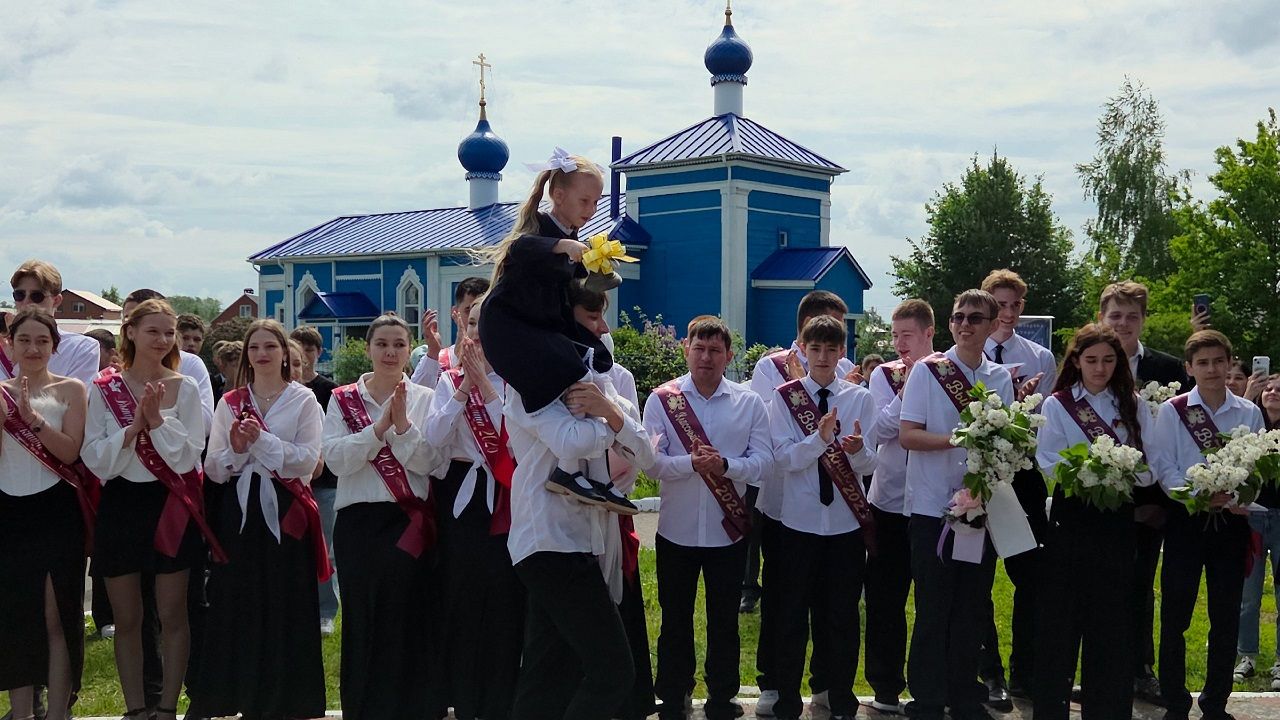 В Лаишевском районе к Последнему звонку провели акцию «Самолетик будущего»