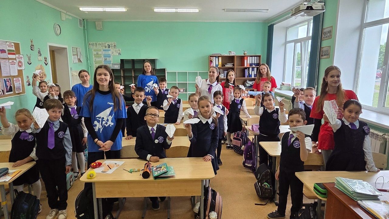 В Лаишевском районе к Последнему звонку провели акцию «Самолетик будущего»