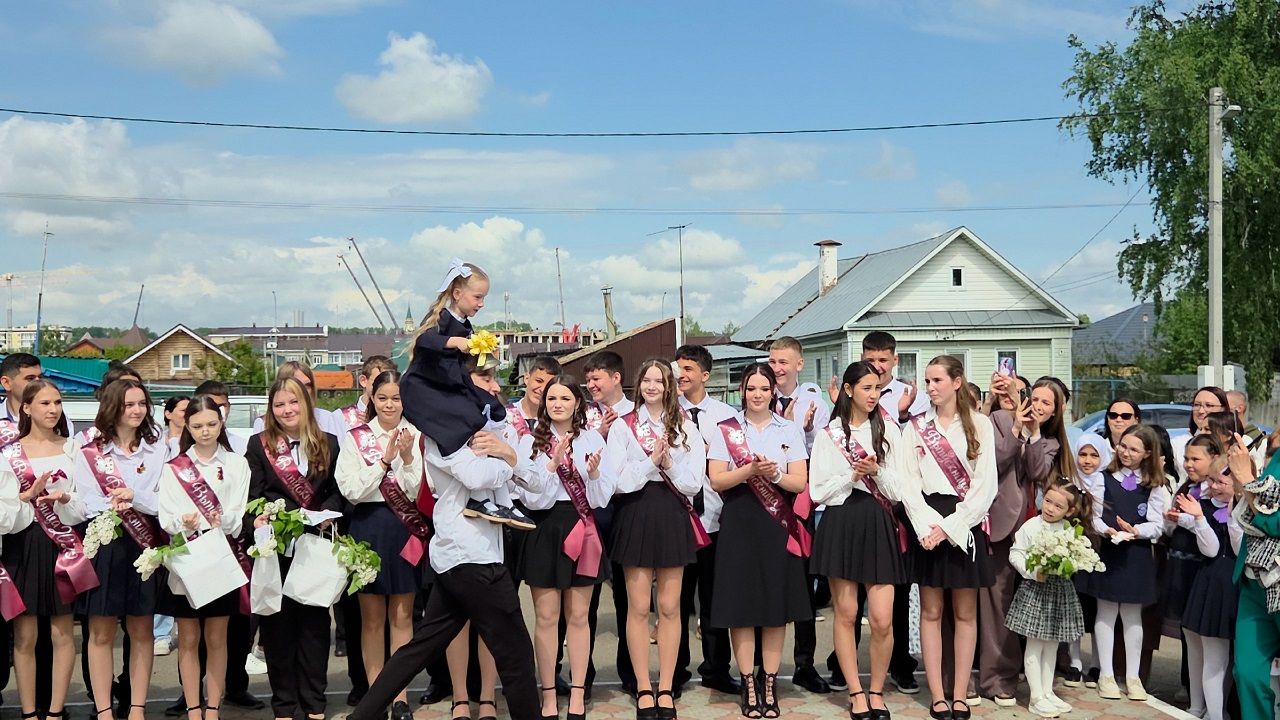 В Лаишевском районе к Последнему звонку провели акцию «Самолетик будущего»