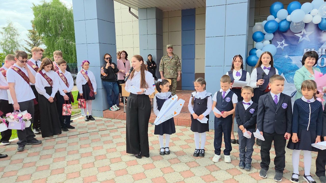 В Лаишевском районе к Последнему звонку провели акцию «Самолетик будущего»