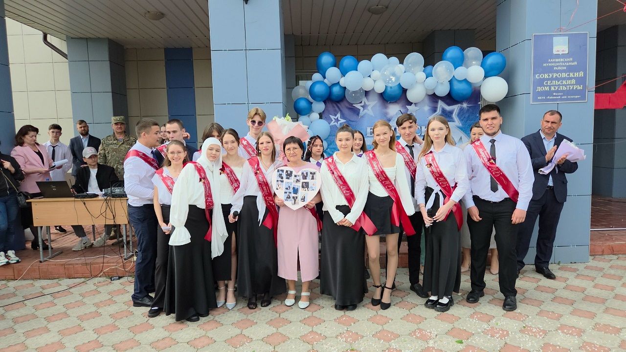 В Лаишевском районе к Последнему звонку провели акцию «Самолетик будущего»