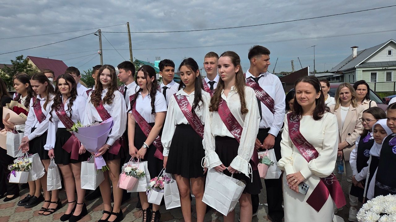 В Лаишевском районе к Последнему звонку провели акцию «Самолетик будущего»