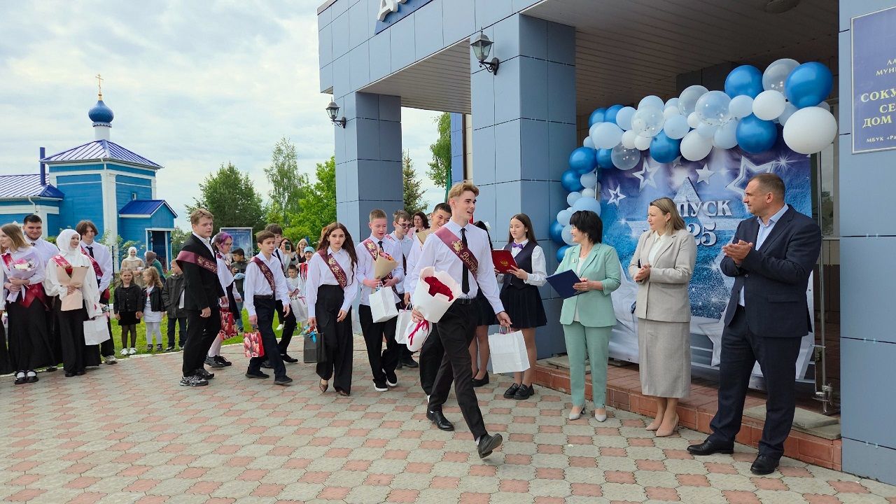 В Лаишевском районе к Последнему звонку провели акцию «Самолетик будущего»