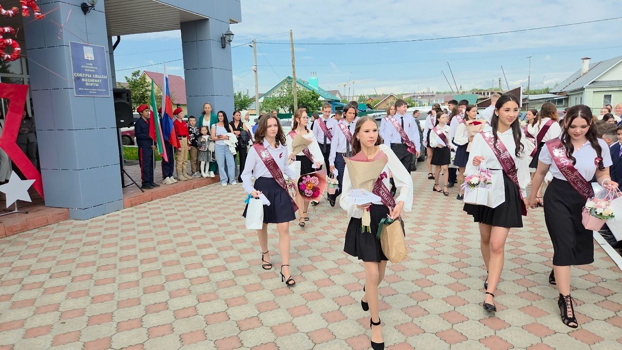 В Лаишевском районе к Последнему звонку провели акцию «Самолетик будущего»