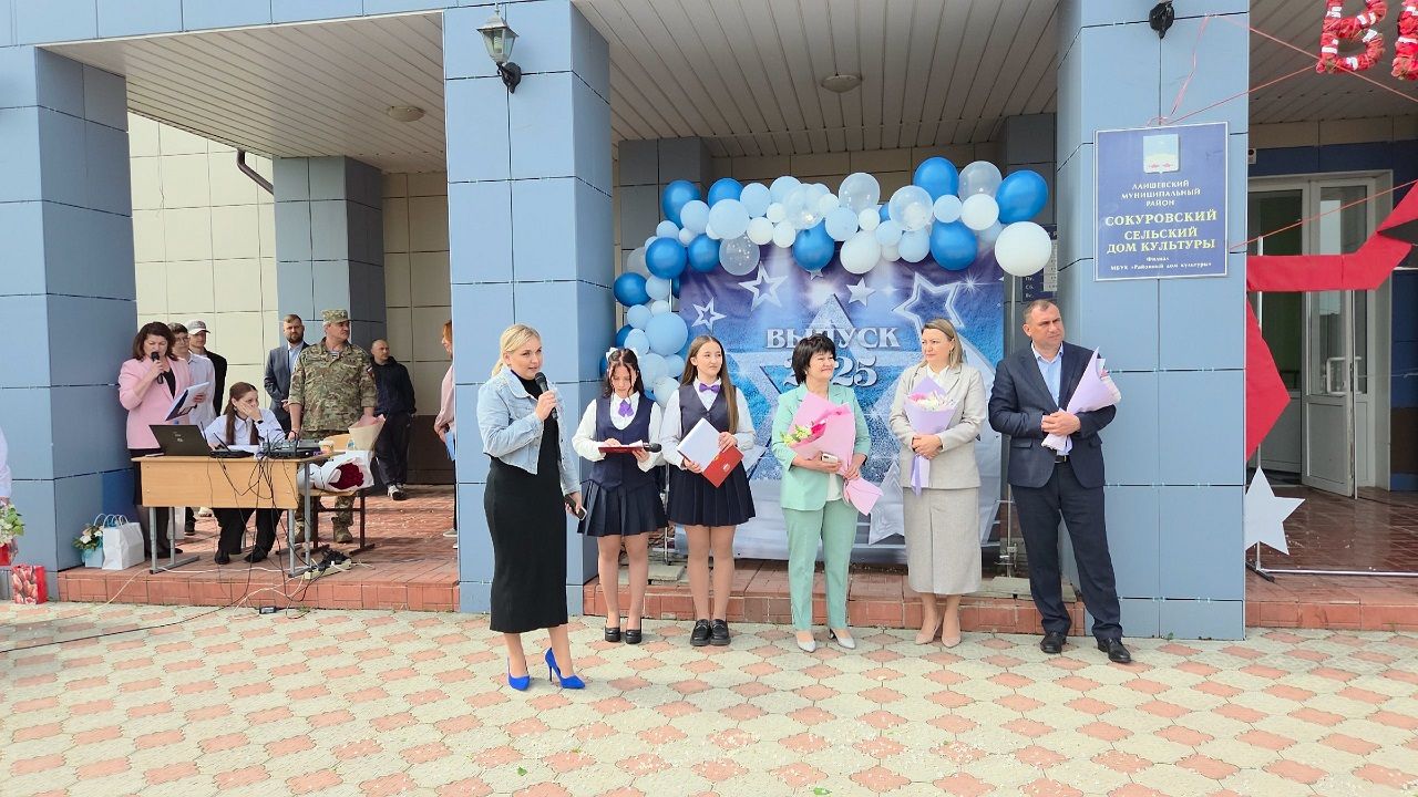 В Лаишевском районе к Последнему звонку провели акцию «Самолетик будущего»