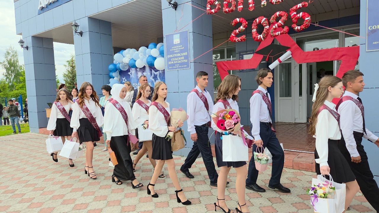 В Лаишевском районе к Последнему звонку провели акцию «Самолетик будущего»