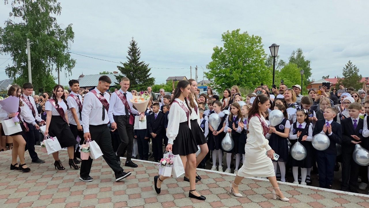 В Лаишевском районе к Последнему звонку провели акцию «Самолетик будущего»