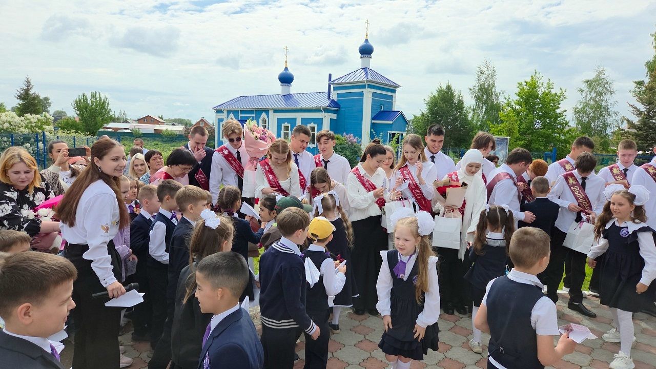 В Лаишевском районе к Последнему звонку провели акцию «Самолетик будущего»