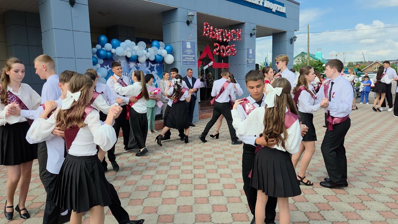 В Лаишевском районе к Последнему звонку провели акцию «Самолетик будущего»