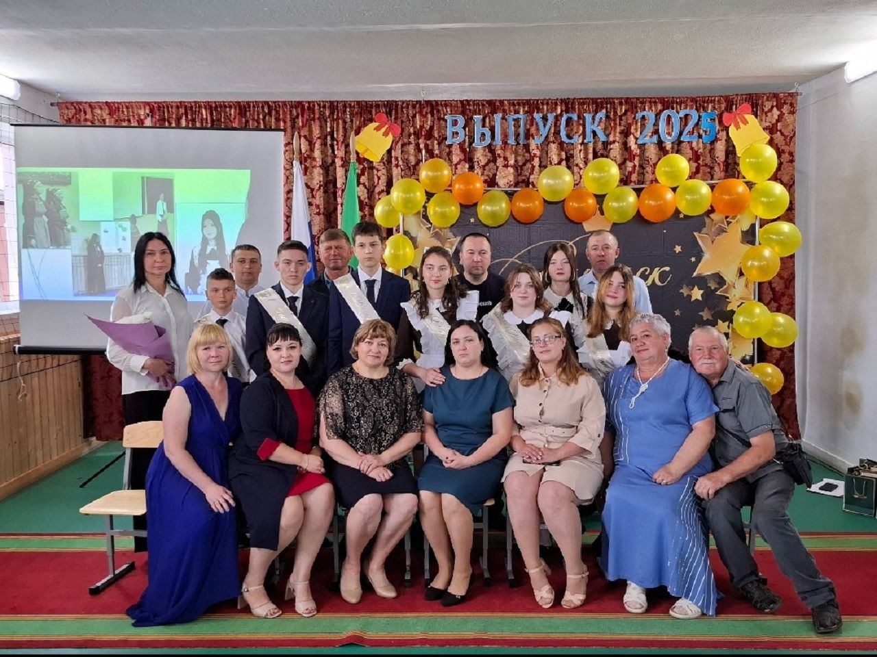 Выпускников Лаишевского района поздравили с окончанием школы