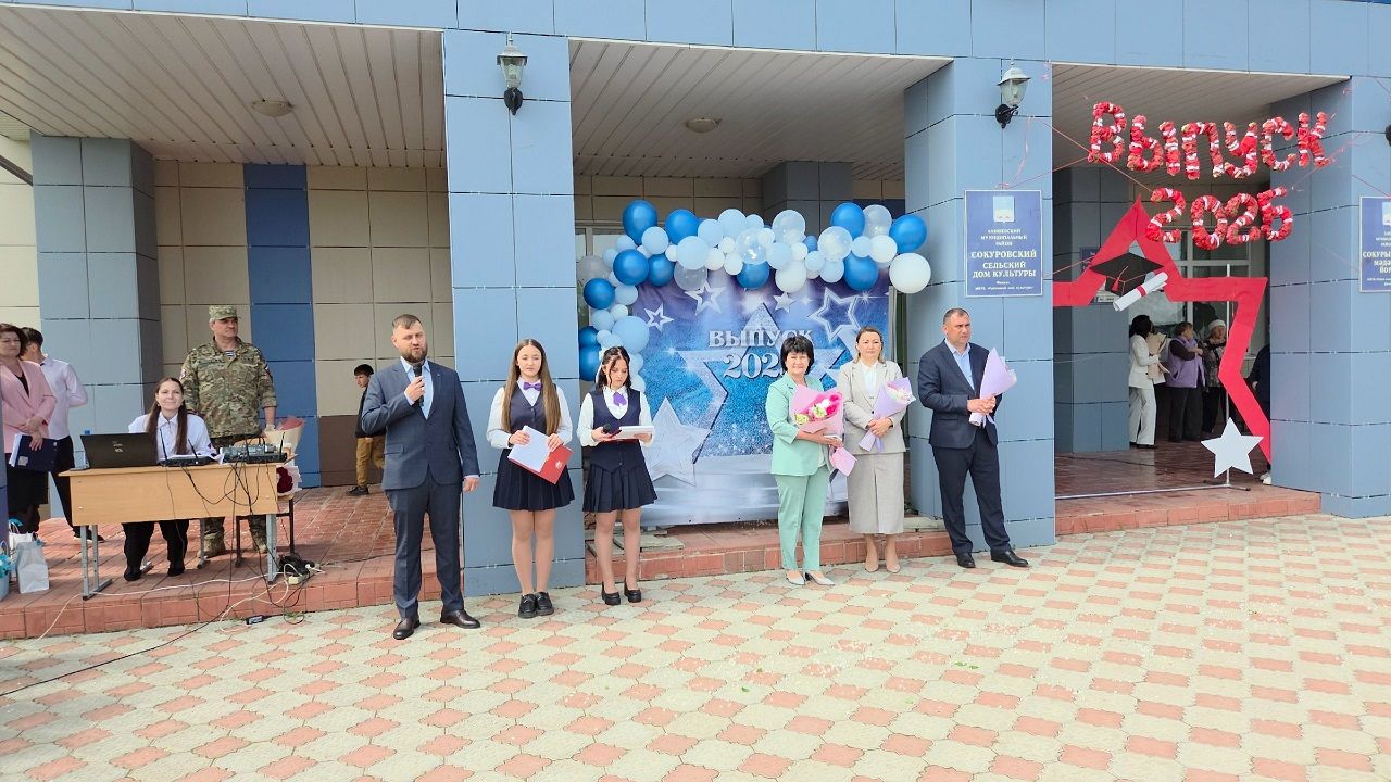 В Лаишевском районе к Последнему звонку провели акцию «Самолетик будущего»