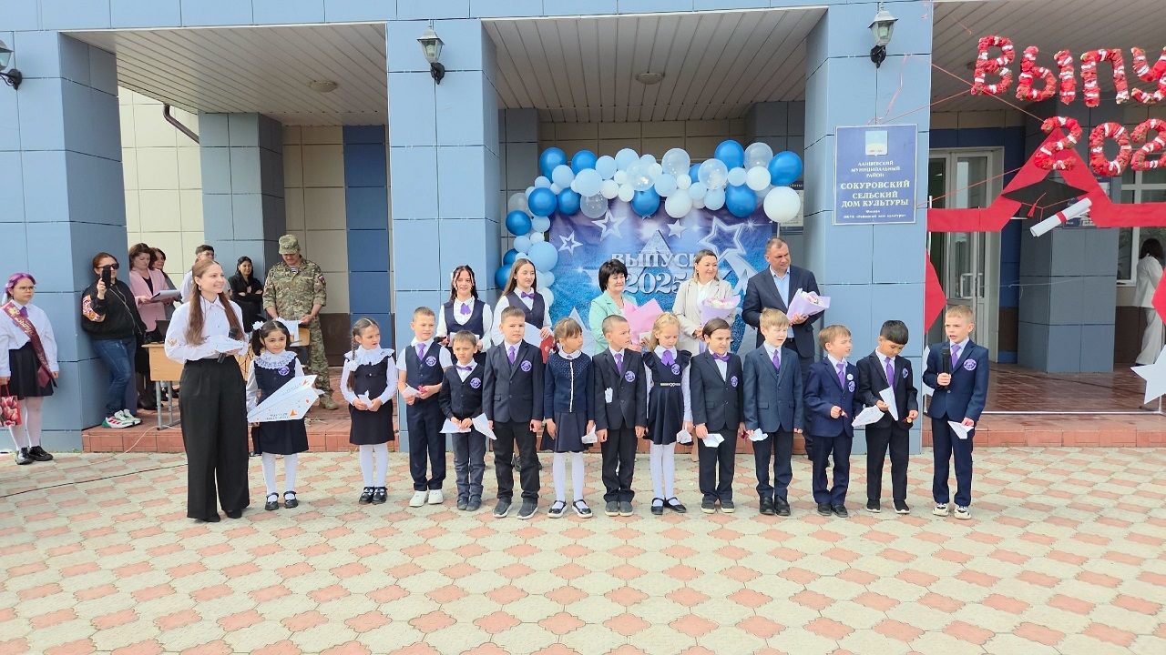 В Лаишевском районе к Последнему звонку провели акцию «Самолетик будущего»