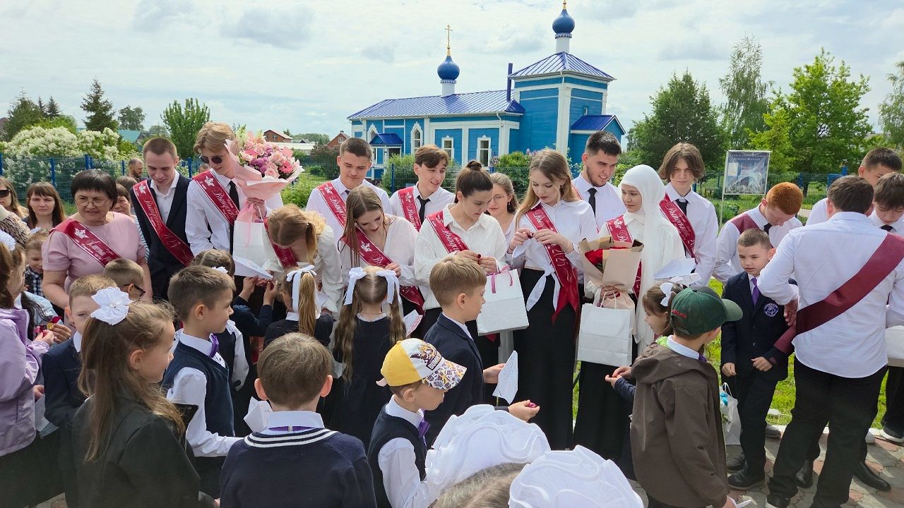 В Лаишевском районе к Последнему звонку провели акцию «Самолетик будущего»