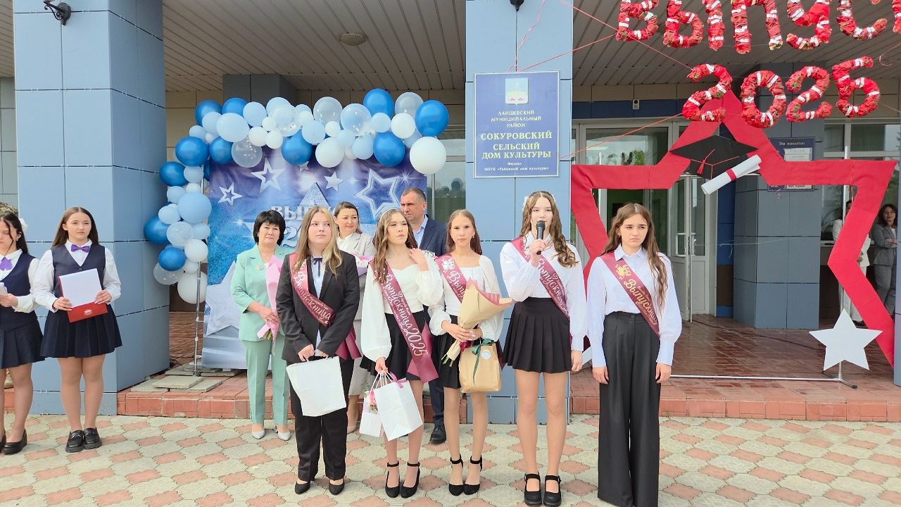 В Лаишевском районе к Последнему звонку провели акцию «Самолетик будущего»