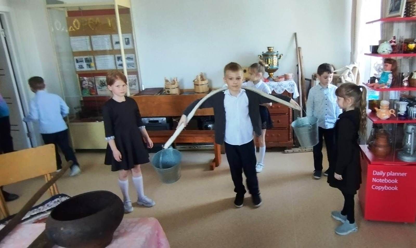 Яшь тикшеренүчеләр Орел мәдәният йортында туган якта экскурсиядә