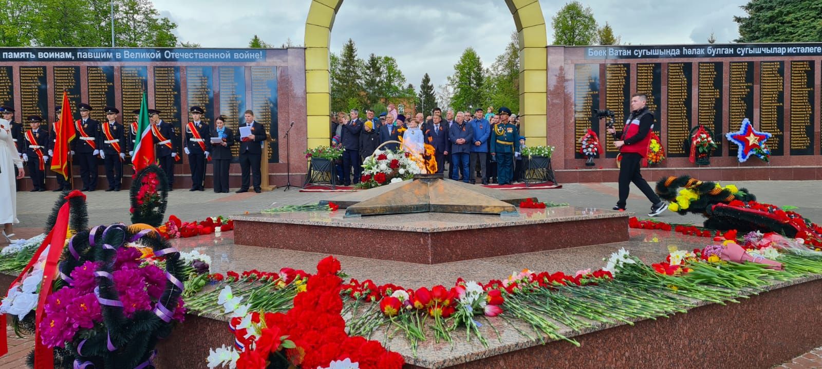 Лаишевцы возложили цветы к Вечному огню в парке Победы