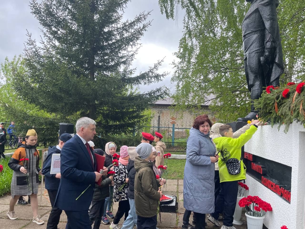 80 лет Победы: Большекабанское поселение чтит героев