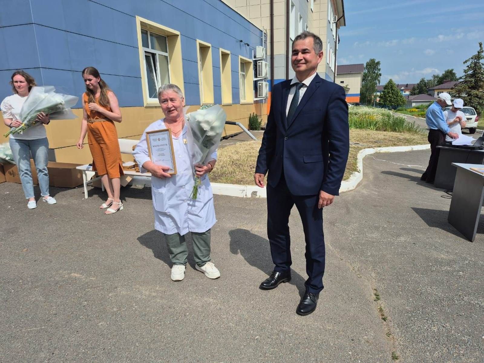 Кичә Лаешта медицина хезмәткәрләрен котладылар