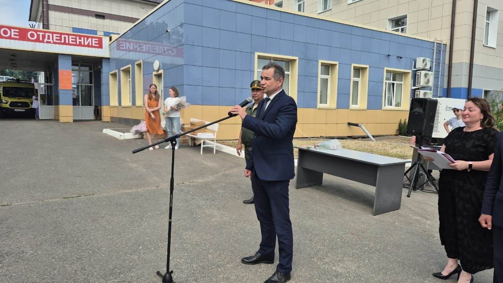 Кичә Лаешта медицина хезмәткәрләрен котладылар