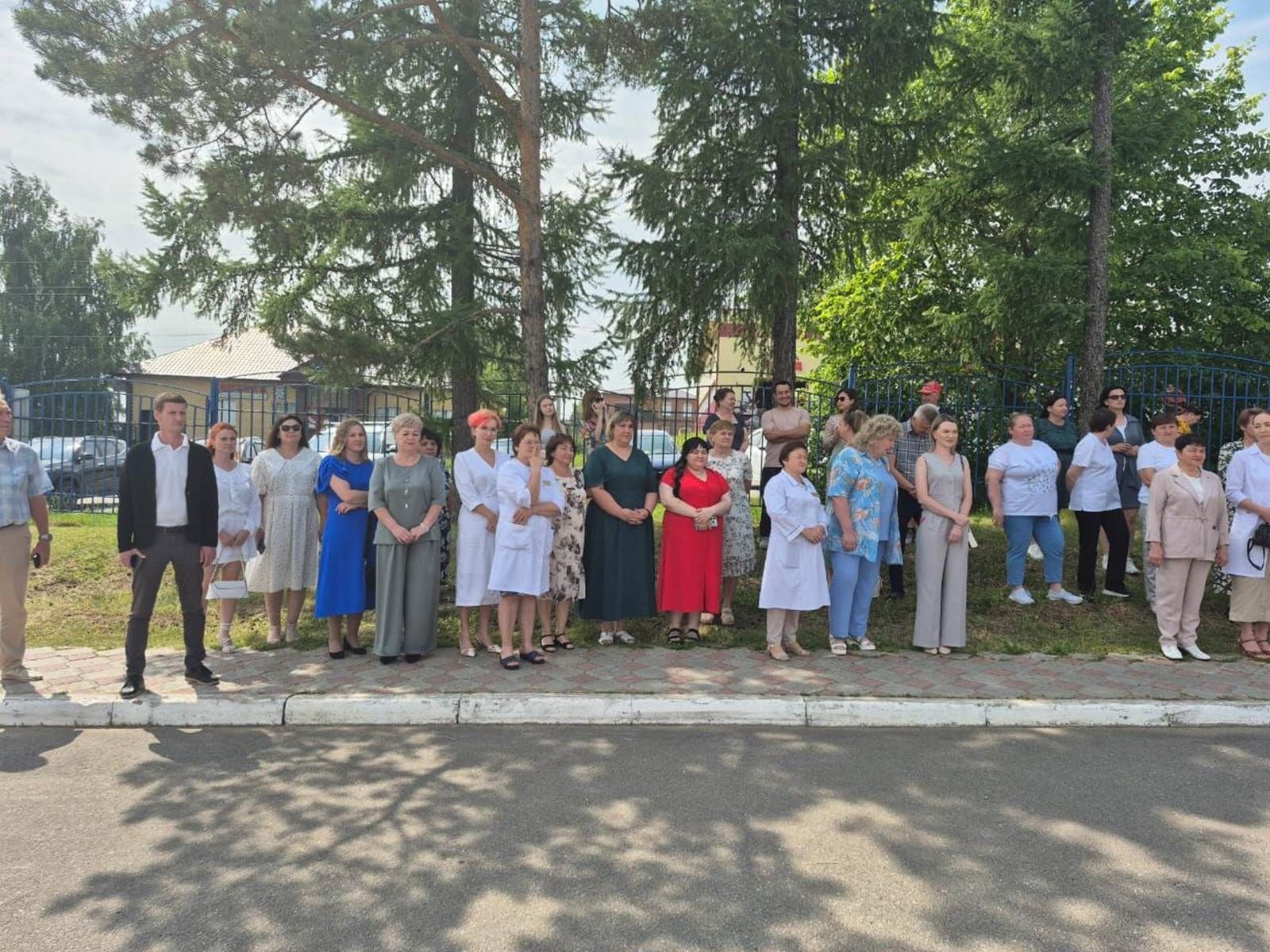 Кичә Лаешта медицина хезмәткәрләрен котладылар