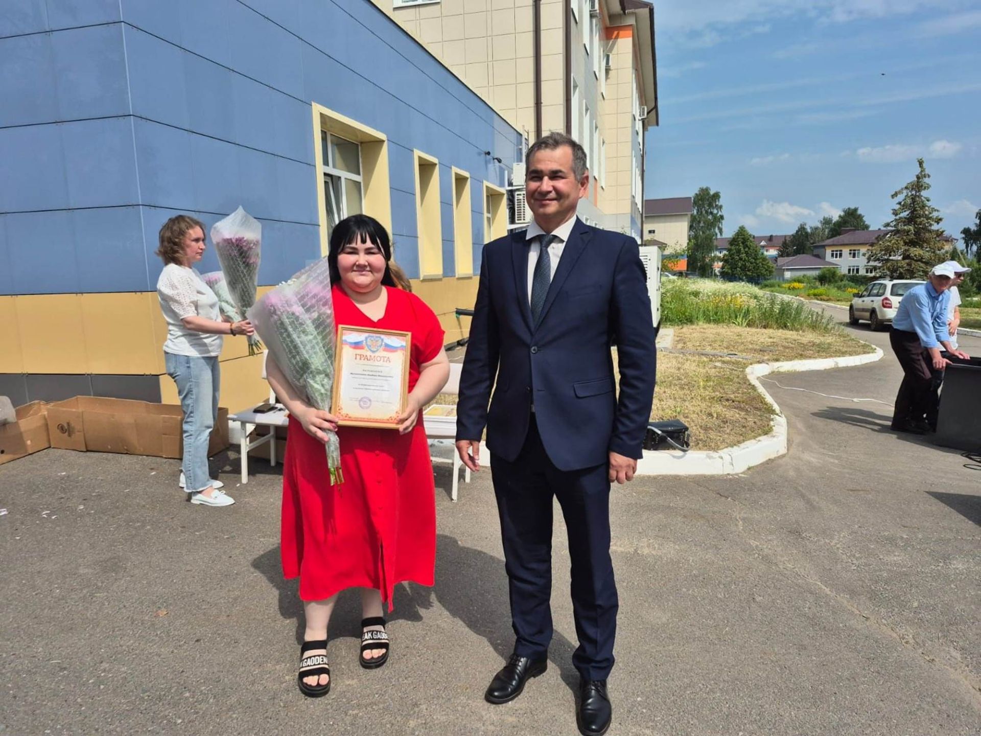 Кичә Лаешта медицина хезмәткәрләрен котладылар