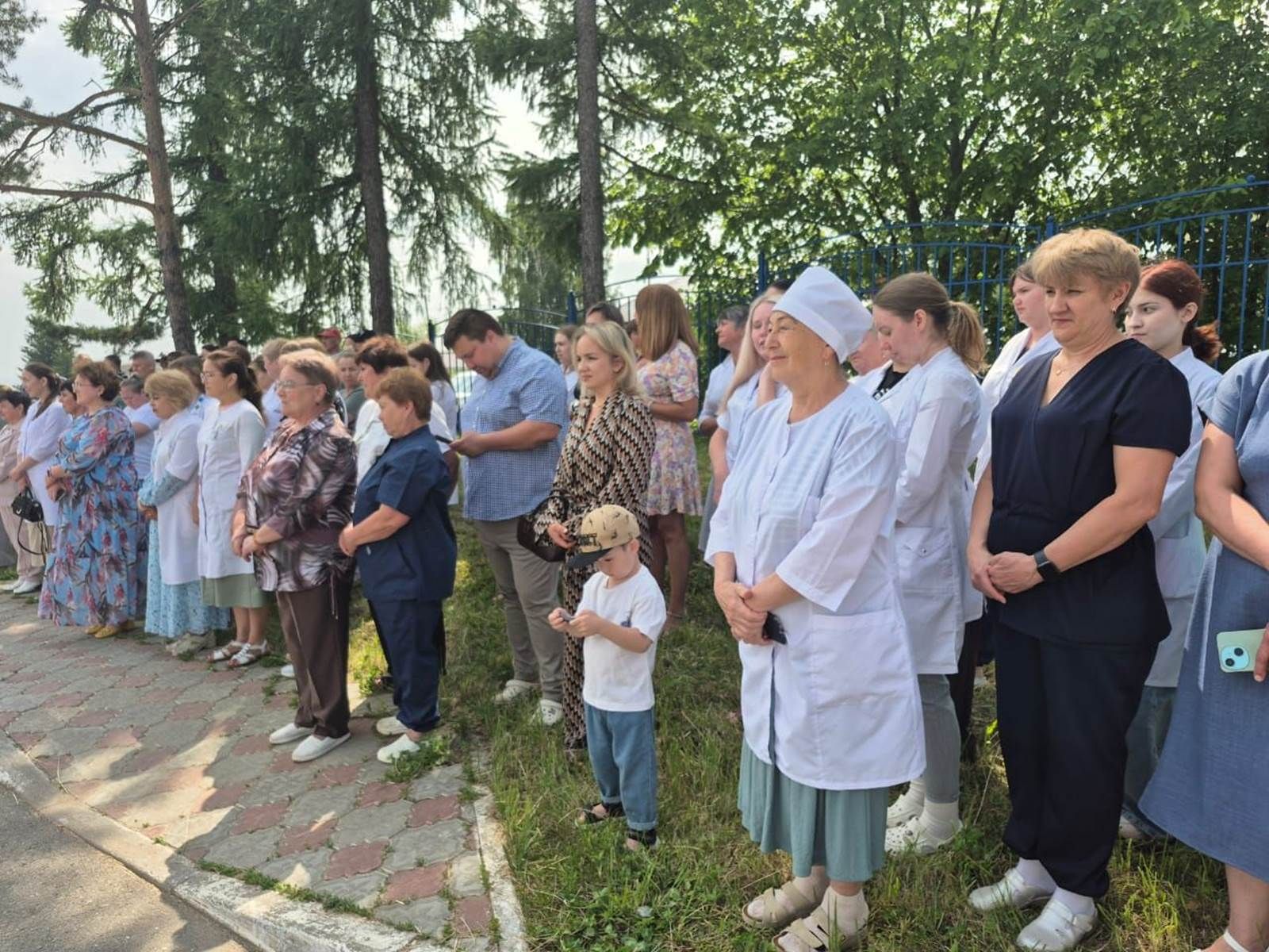 Кичә Лаешта медицина хезмәткәрләрен котладылар