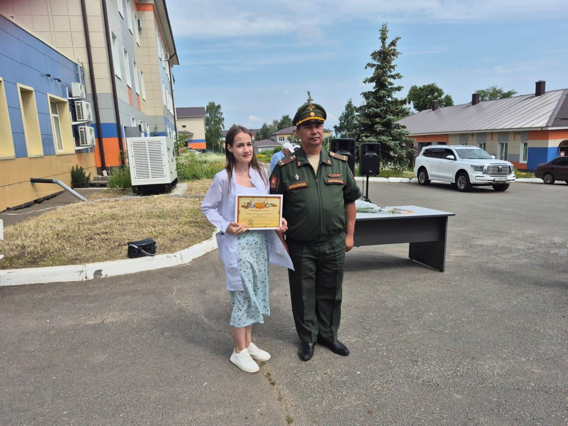 Кичә Лаешта медицина хезмәткәрләрен котладылар