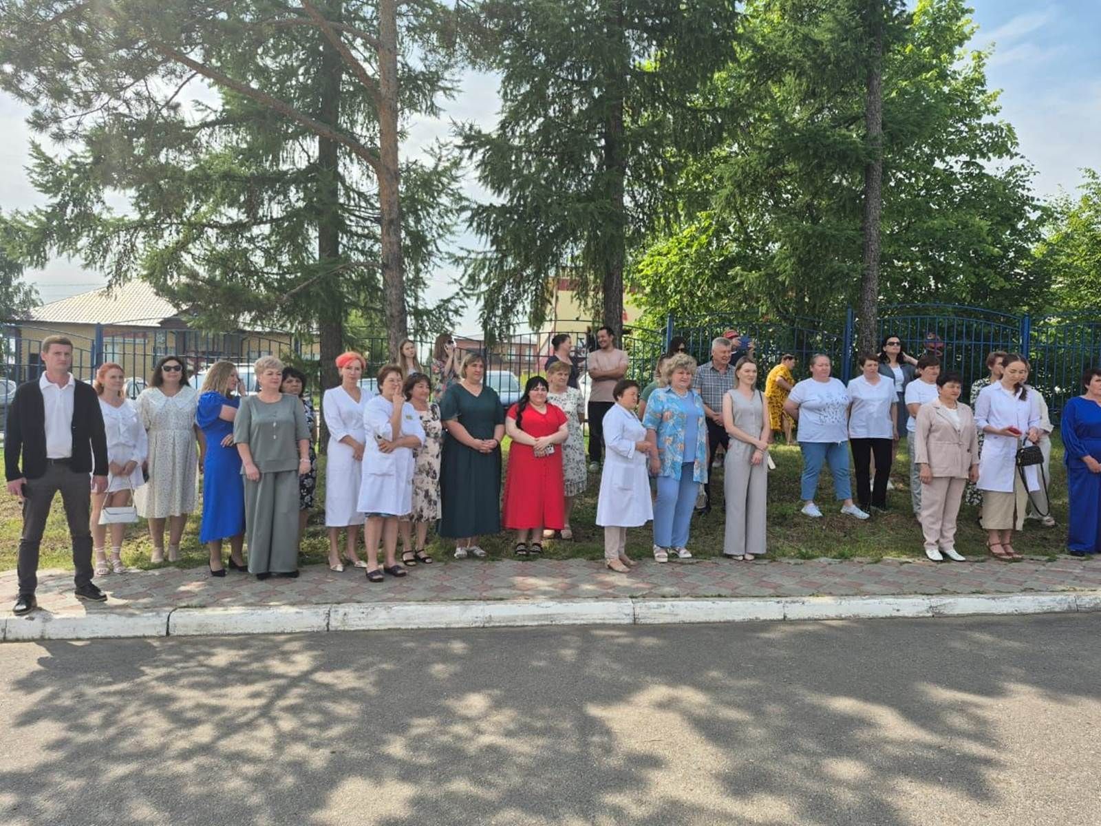 Кичә Лаешта медицина хезмәткәрләрен котладылар
