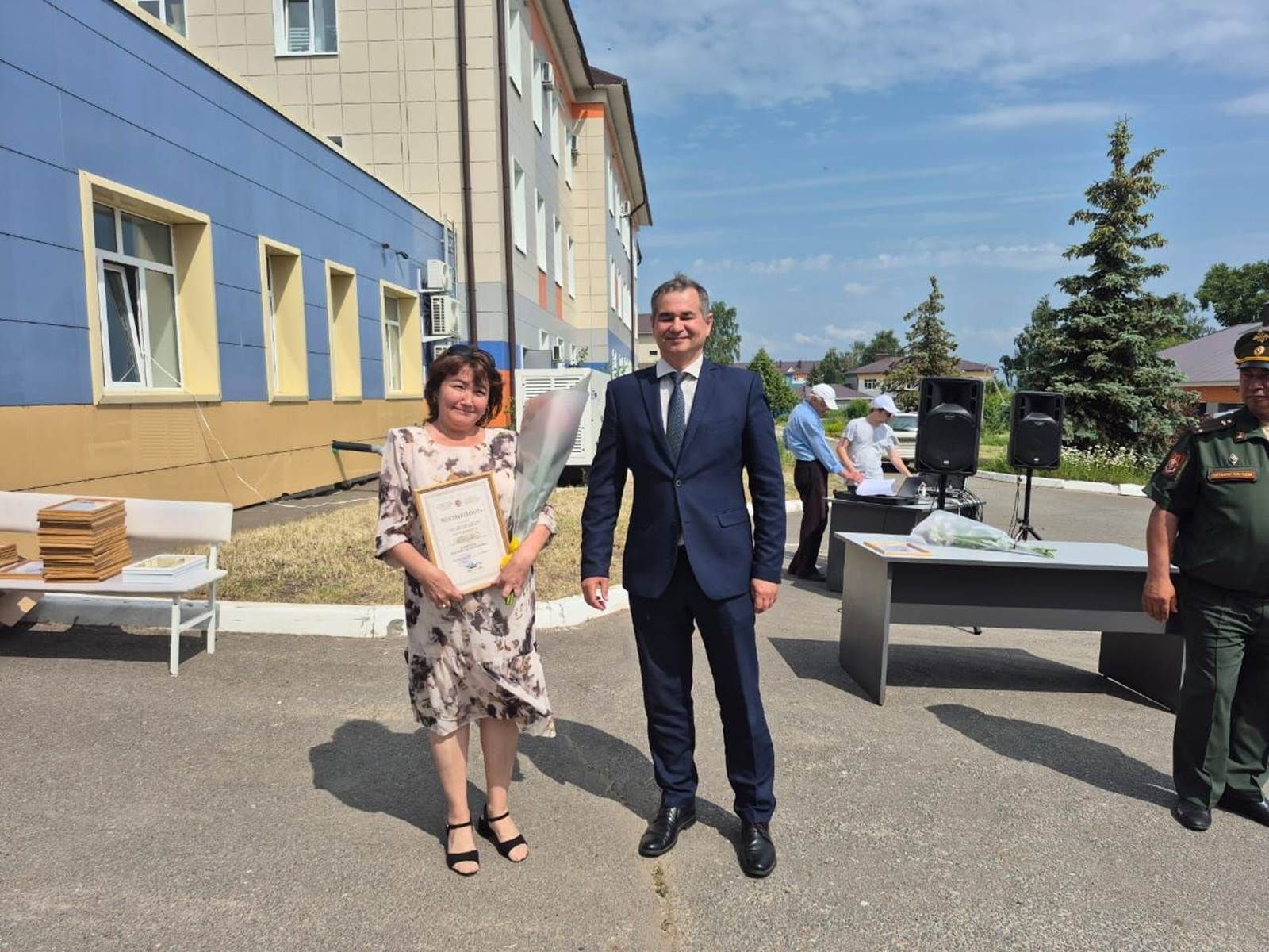 Кичә Лаешта медицина хезмәткәрләрен котладылар