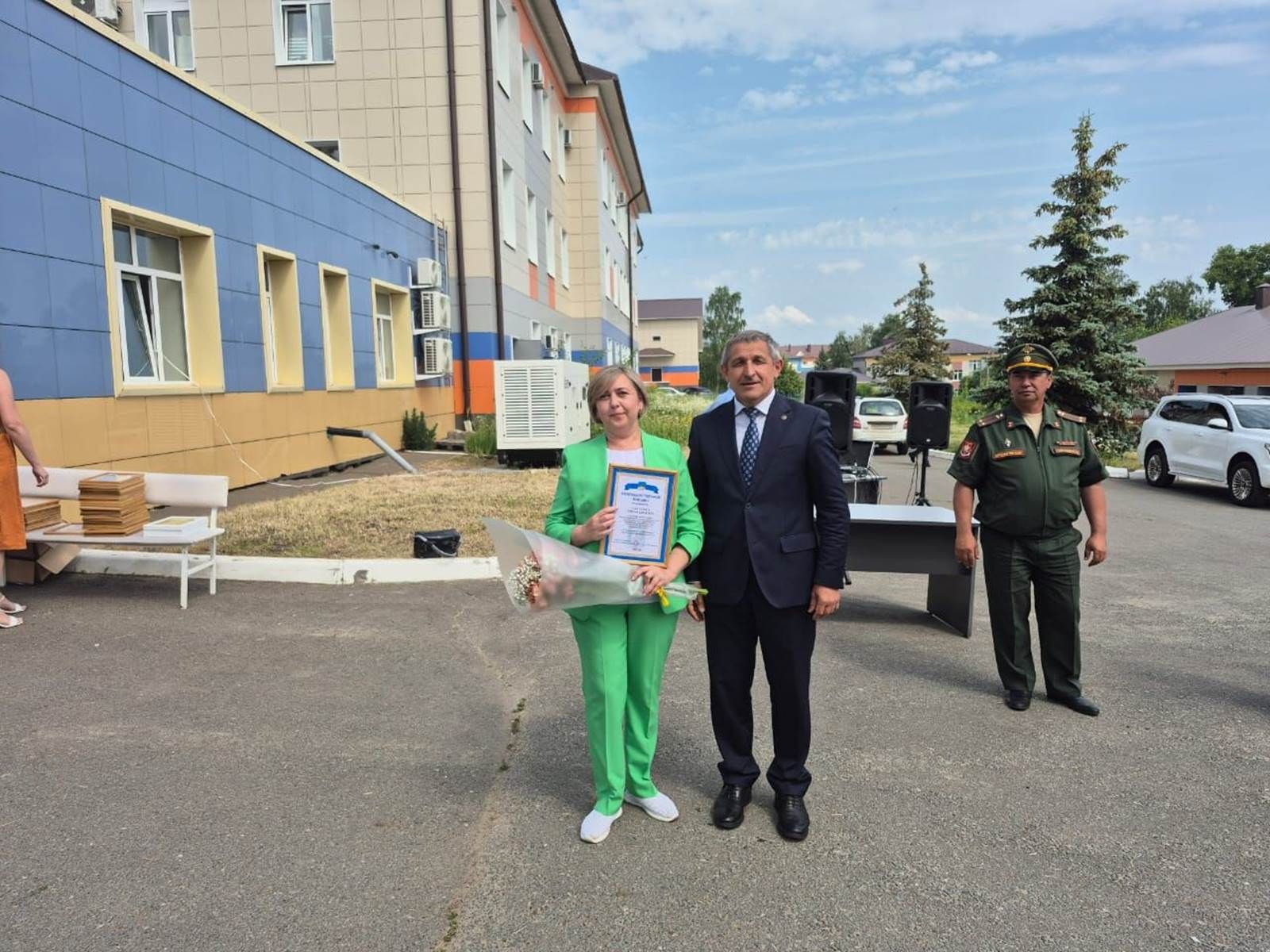 Кичә Лаешта медицина хезмәткәрләрен котладылар